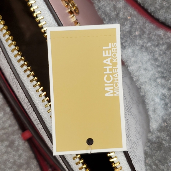 ๐HP๐ Michael Kors ๐NWT๐ Hibiscus Center Stripe Dome Crossbody Purse!๐๐๐ - Picture 15 of 16